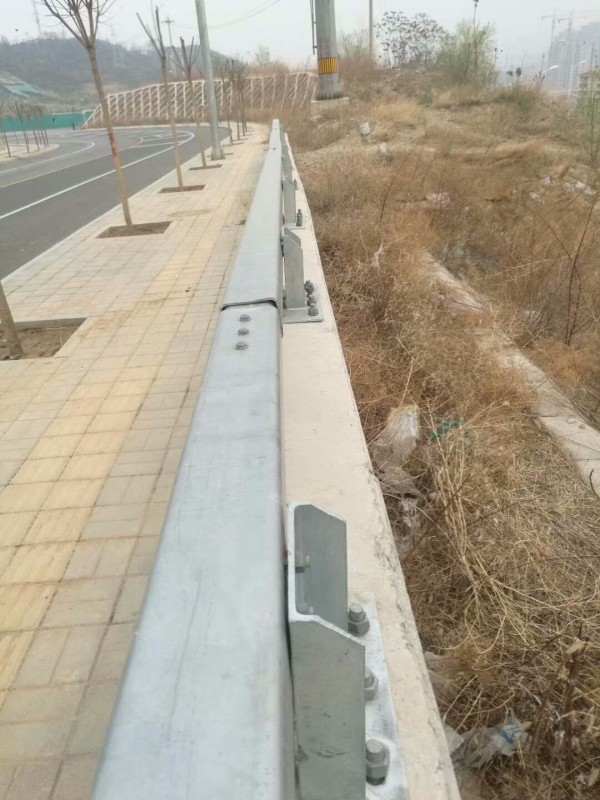 一橫梁防撞欄桿